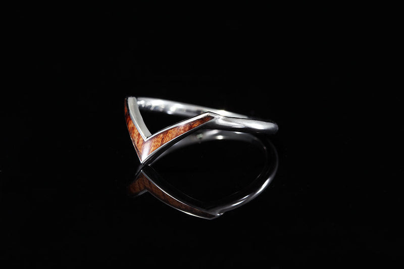 Women's Chevron Ring side view, silver band