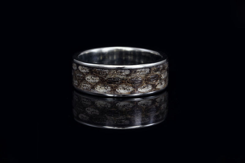 Snakeskin ring with white gold, wide band
