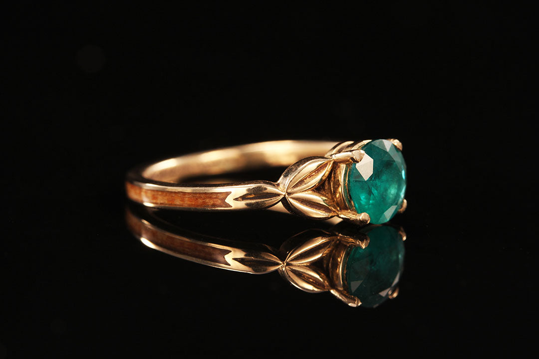 Emerald and Wood and Gold Ring, ide view, wooden band with golden leaves