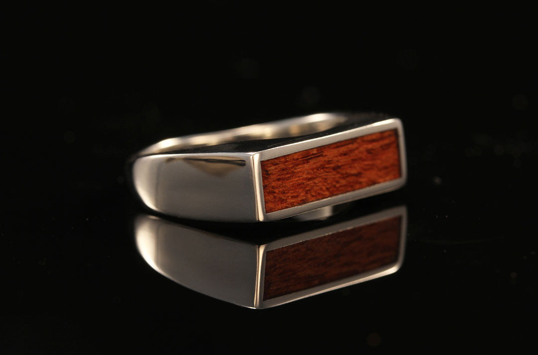 white gold and wood signet ring, Side view of the golden band