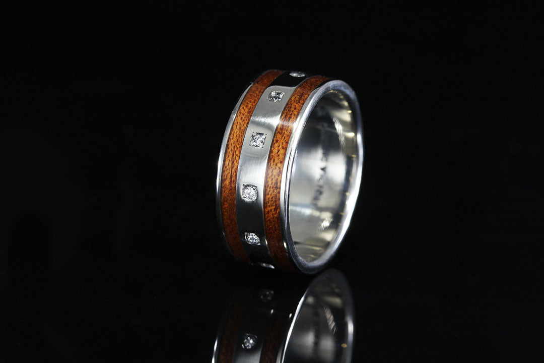 Diamond wood gold ring, upright view, silver band