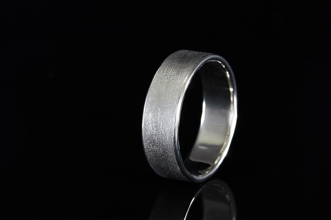 Men's wedding ring upright view, silver